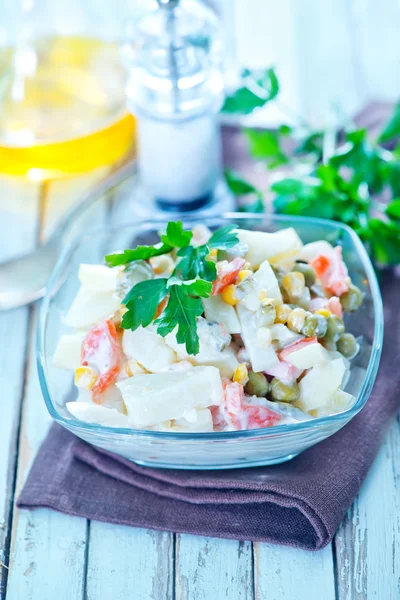 Салат с морепродуктами в миске — стоковое фото