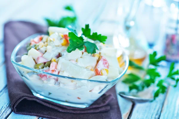 Салат с морепродуктами в миске — стоковое фото