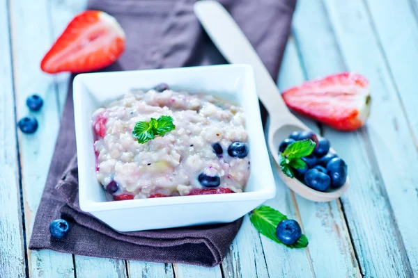 Oat flakes with fruit — Stock Photo, Image