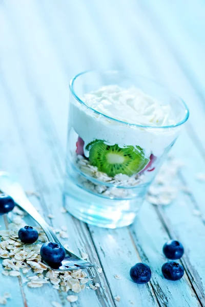 Oat flakes with cream and fruit — Stock Photo, Image