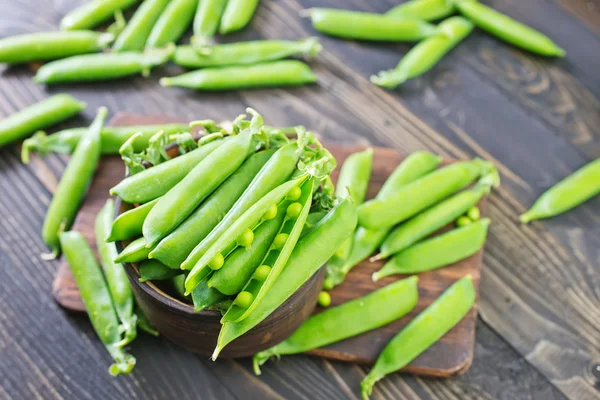 Grüne Erbsen in Schüssel — Stockfoto