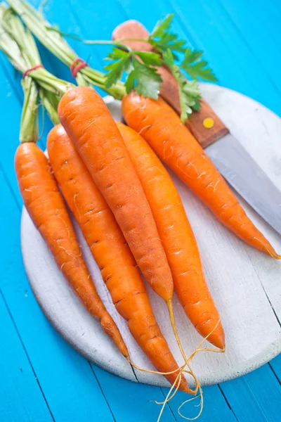 Aluksella oleva raaka porkkana — kuvapankkivalokuva