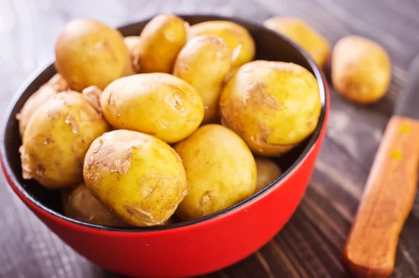 Rå potatis på bordet — Stockfoto