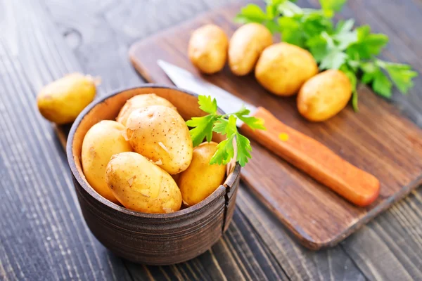 Tablo üzerinde ham patates — Stok fotoğraf