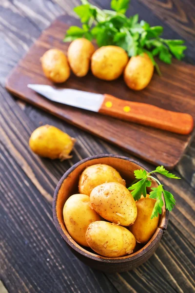 Patata cruda en la mesa — Foto de Stock