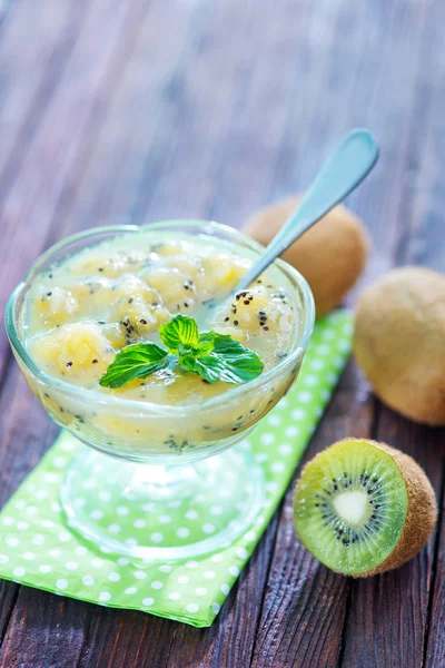 Selai Kiwi dalam mangkuk kaca — Stok Foto