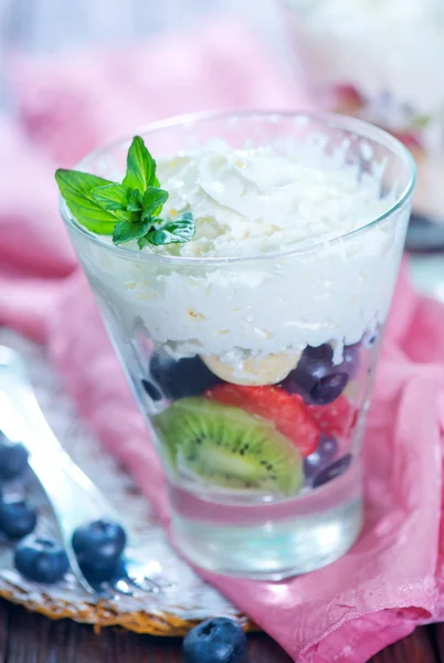 Frukt blanda med vispad grädde — Stockfoto