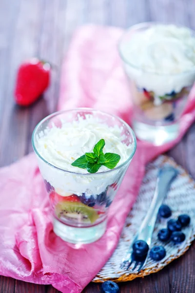 Mezcla de frutas con crema batida — Foto de Stock