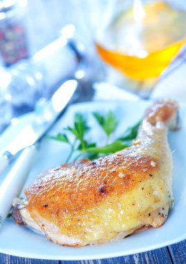 Tabakta kızarmış tavuk budu.