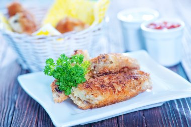 Ahşap masa üzerinde soslu tavuk