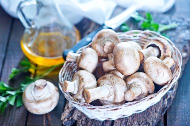 paddestoelen in Houten mandjemantar ahşap sepeti
