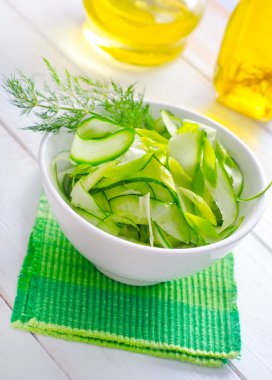 taze salata salatalık ve yeşillik