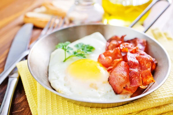 Ovos fritos com bacon na tigela — Fotografia de Stock