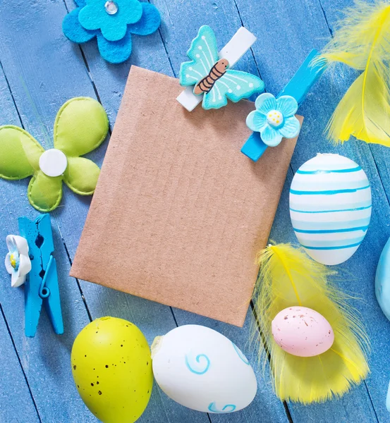 Uova di Pasqua sul tavolo blu — Foto Stock