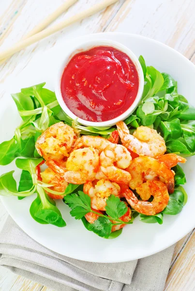 Frischer Salat auf dem Teller — Stockfoto