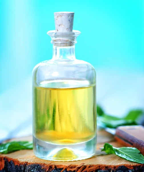 Мятное масло в стеклянной бутылке — стоковое фото