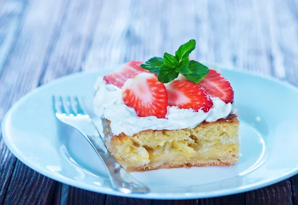 Torta con panna e fragola fresca — Foto Stock