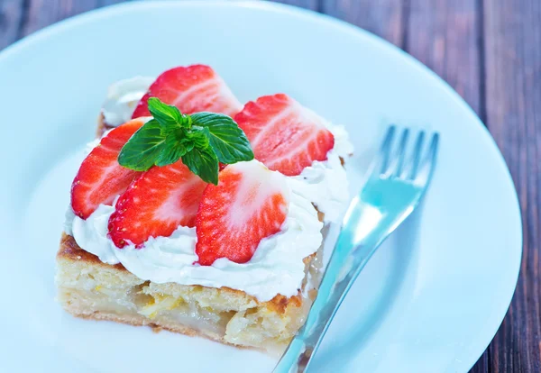 Kuchen mit Sahne und frischen Erdbeeren — Stockfoto