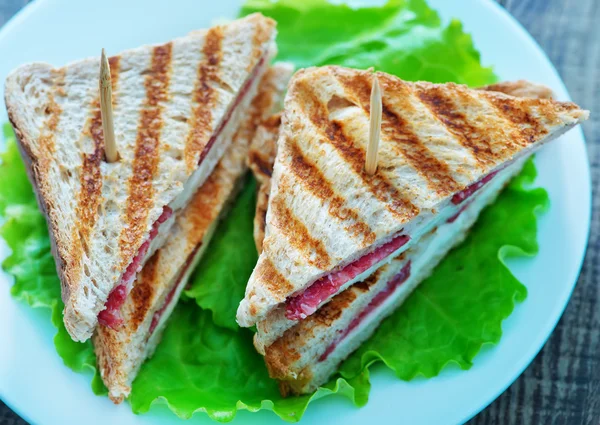 Sanduíches com salada na chapa — Fotografia de Stock