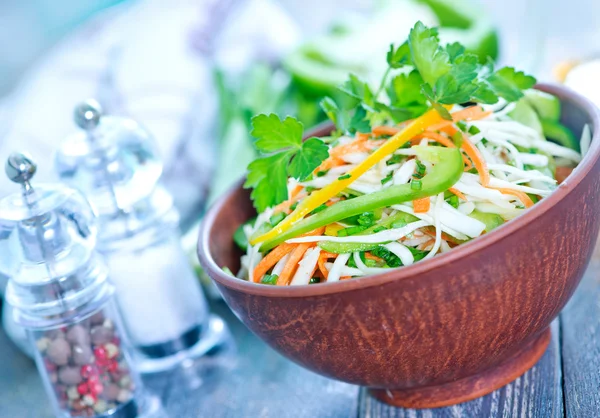 Ensalada fresca en tazón —  Fotos de Stock