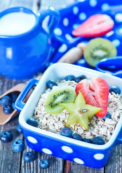 Haver vlokken met fruit en bessen — Stockfoto