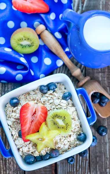 Flocos de aveia com frutas e bagas — Fotografia de Stock