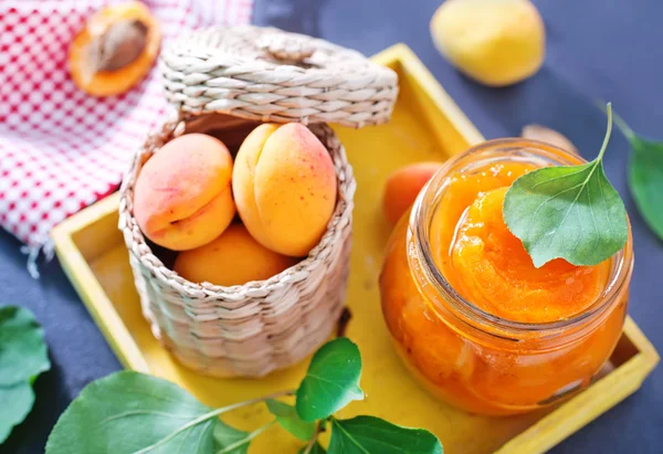 Čerstvé meruňky a jam v bance skla — Stock fotografie