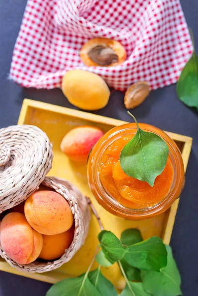 Albaricoque fresco y mermelada en banco de vidrio — Foto de Stock