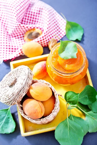 Albaricoque fresco y mermelada en banco de vidrio — Foto de Stock