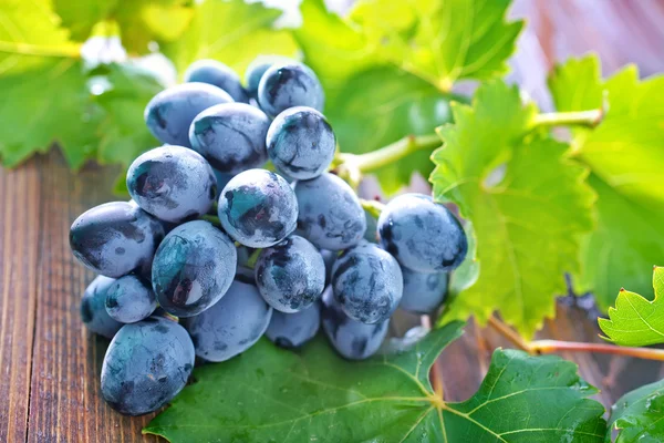 Fresh grape on the wooden table — Stock Photo, Image