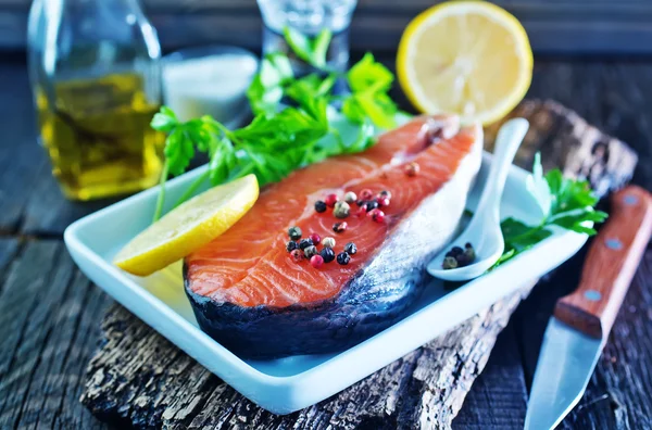 Raw salmon with spice and lemon — Stock Photo, Image