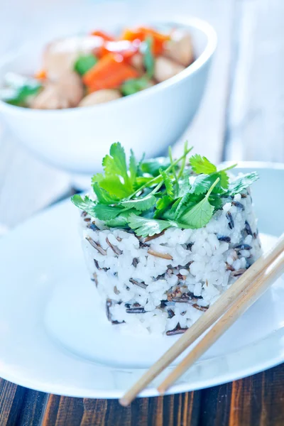 Arroz cocido en plato blanco —  Fotos de Stock