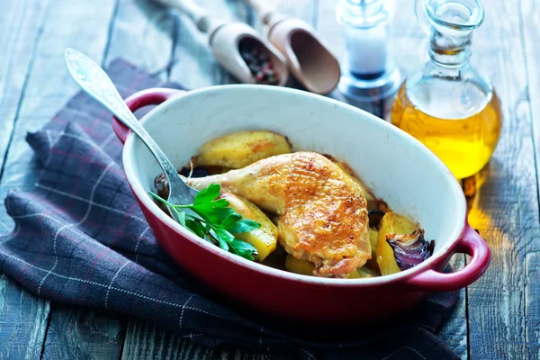 Gebratene Hähnchenkeule und Bratkartoffeln — Stockfoto