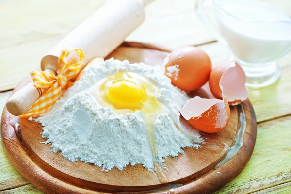 Мука и сырые яйца — стоковое фото