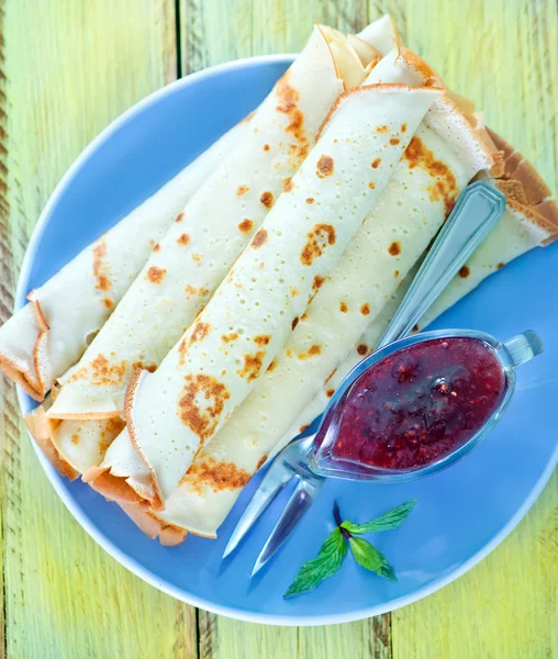 Pannkakor med hallonsylt — Stockfoto