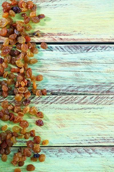 La uva secada al sol sobre la mesa — Foto de Stock