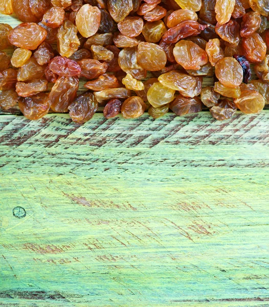 Sun-dried grape on a table — Stock Photo, Image