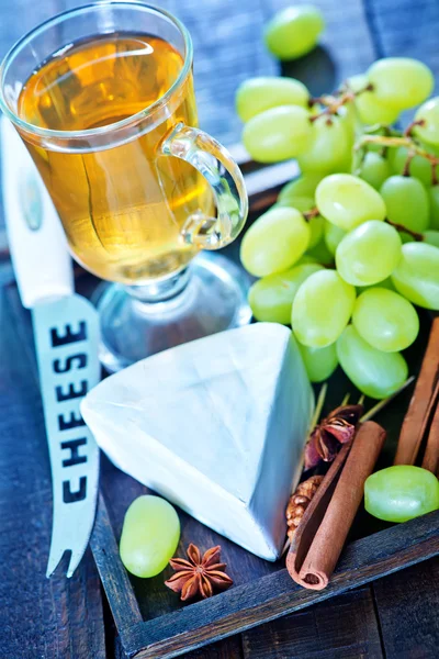 Queso camembert con uvas verdes y canela —  Fotos de Stock
