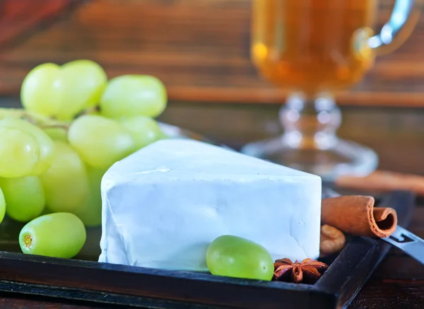 Fromage camembert au raisin vert et cannelle — Photo