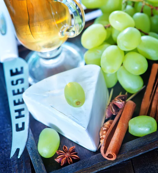 Fromage camembert au raisin vert et cannelle — Photo