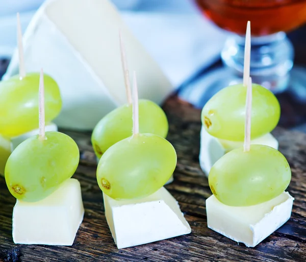 Tartina con formaggio e uva verde — Foto Stock