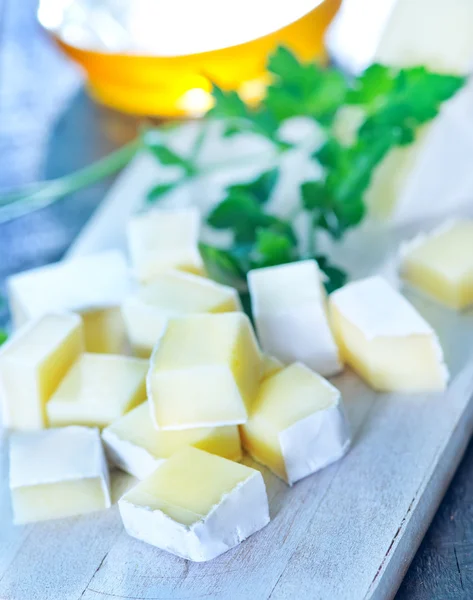 Camembert-Käse an Bord — Stockfoto