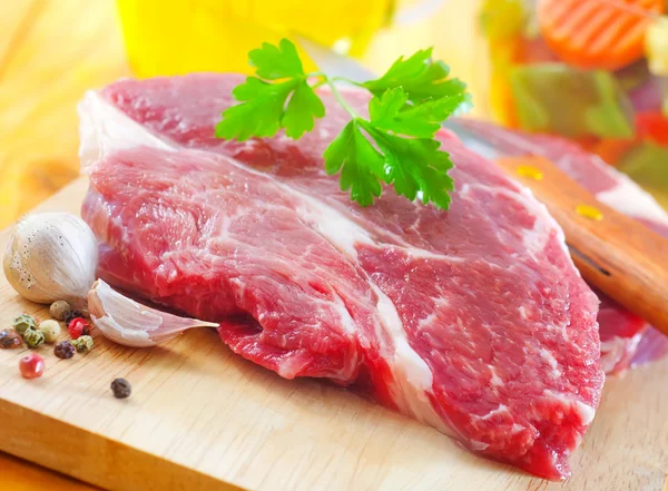 Rohes Fleisch an Bord — Stockfoto