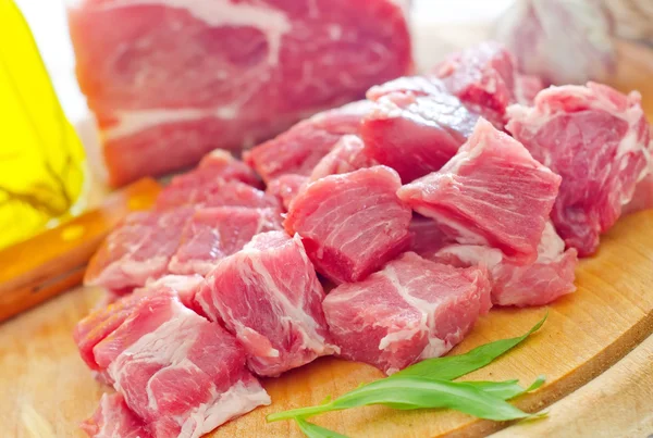 Surowe mięso i nóż — Zdjęcie stockowe