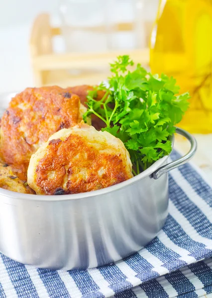 Leckere Schnitzel in der Pfanne — Stockfoto