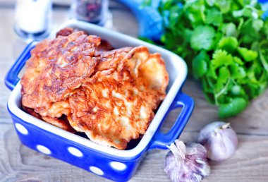 Kızarmış pirzola tavuk üzerinden