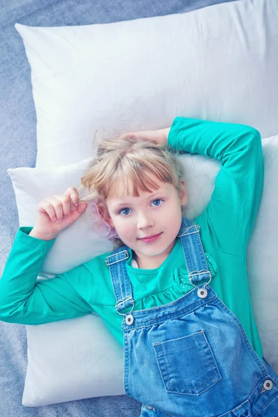 Linda niña acostada en la cama —  Fotos de Stock