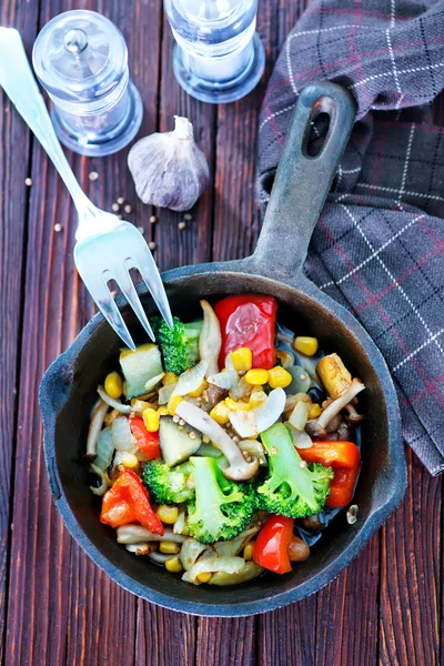 Friterade grönsaker i kastrull — Stockfoto