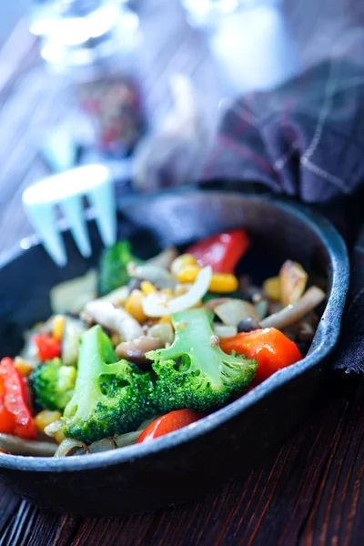 Légumes frits dans la poêle — Photo