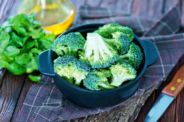 Brócoli fresco en un bol — Foto de Stock
